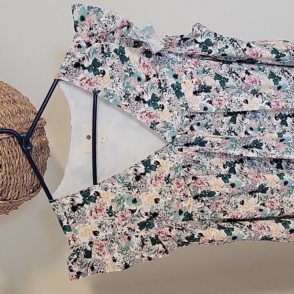 Floral, gorgeous, lined, unique, medium dress.